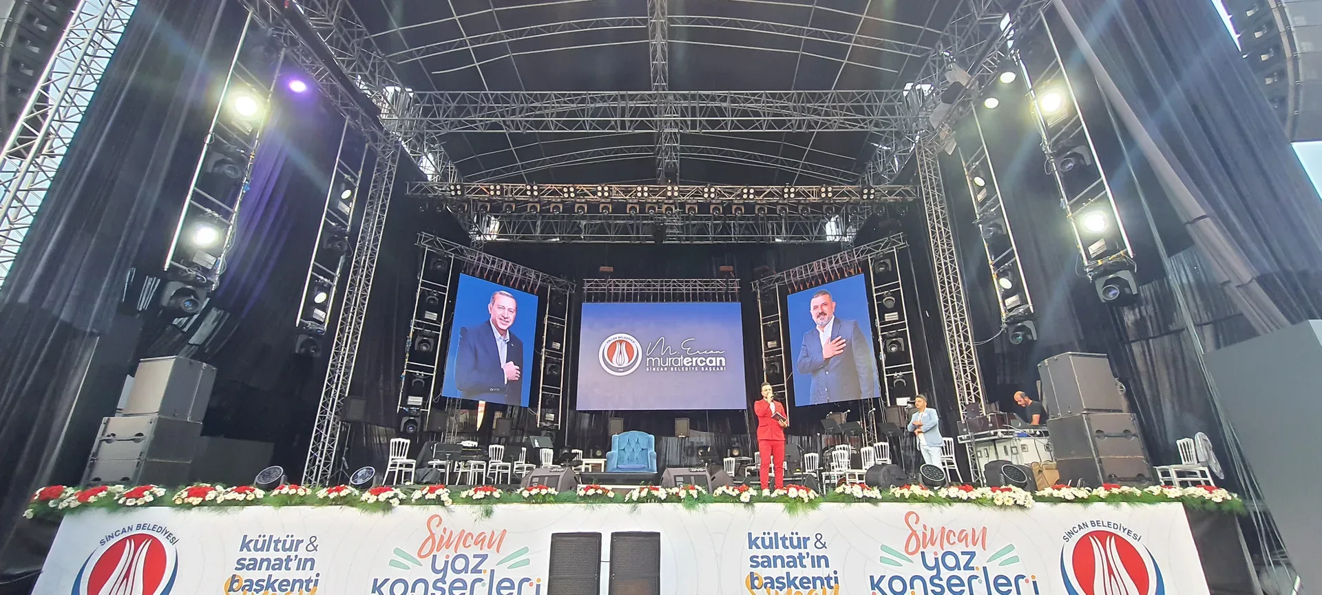 Sincan Yaz Konserleri’nin üç LED ekranlı, çiçek dekorlu ve markalı açık hava sahnesi.