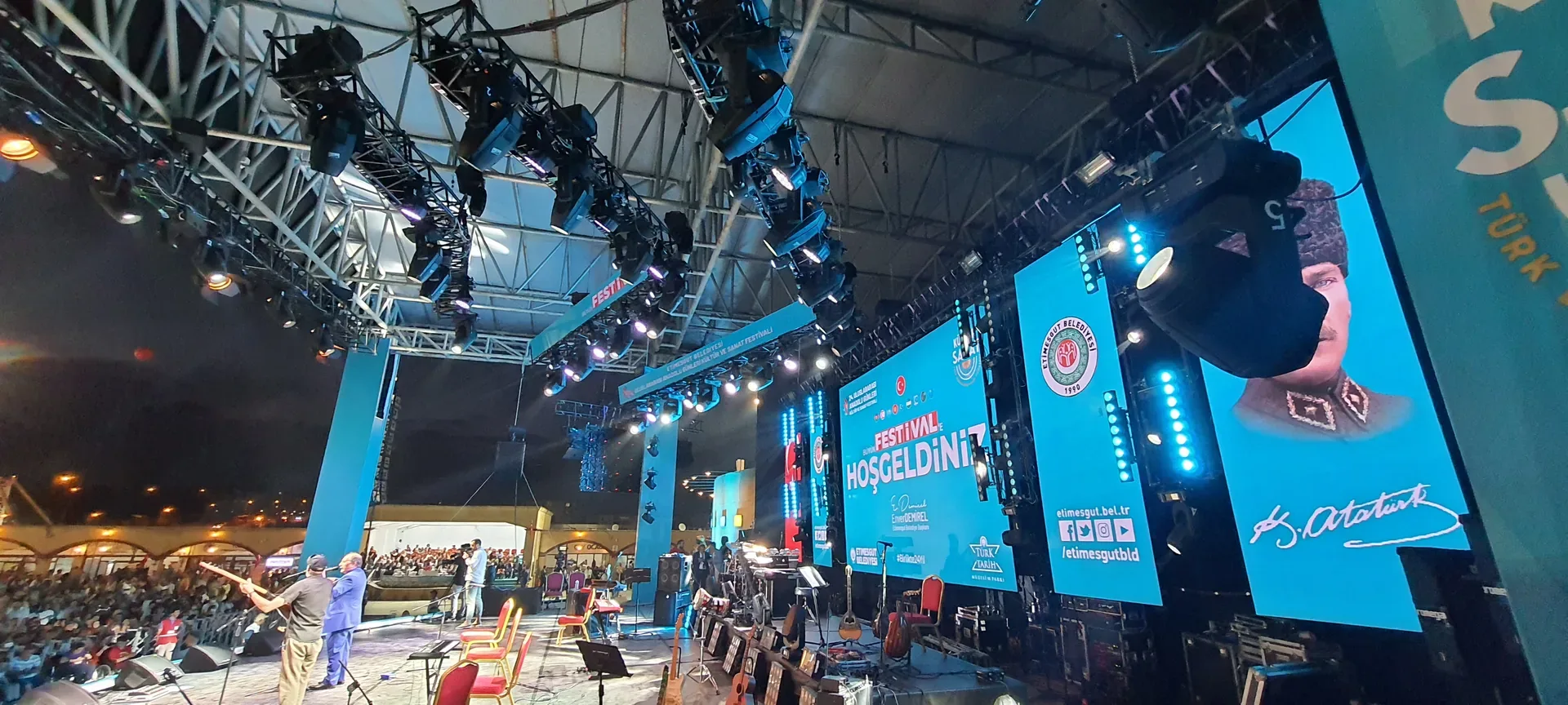 Anadolu Günleri Festivali’nde çoklu LED ekranlar ve sahne ışıklarıyla gerçekleştirilen canlı konser.