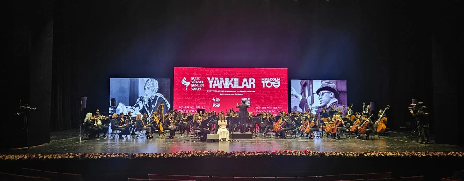 Yankılar açılış programında orkestra ve solistin yer aldığı sahne performansı.