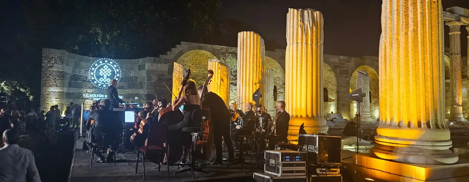 Side’de Geleceğe Miras gece programı kapsamında Athena Tapınağı önünde sahne alan orkestra.