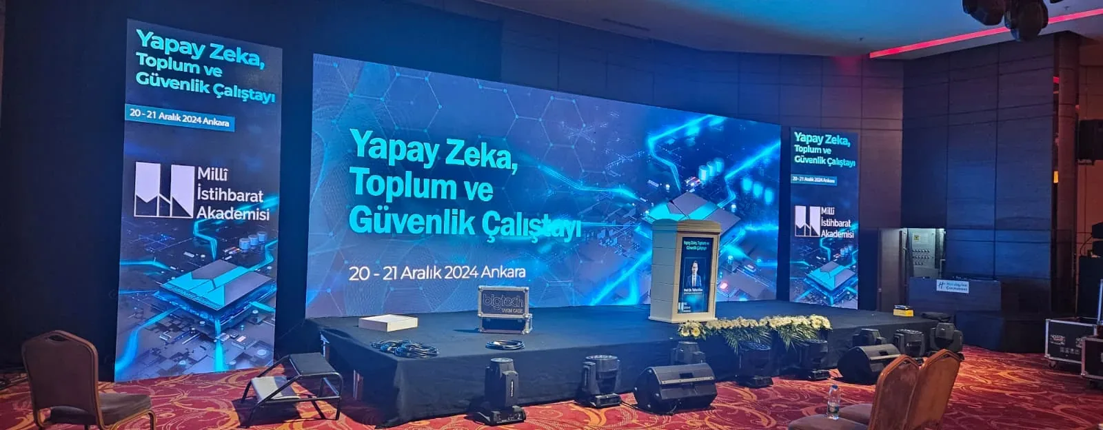 Yapay Zeka, Toplum ve Güvenlik Çalıştayı’nın geniş LED ekranlı, kürsülü konferans sahnesi.