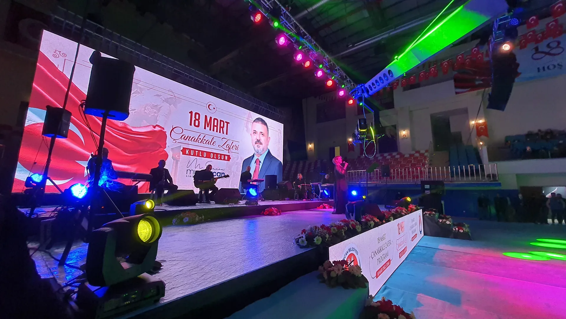 18 Mart Çanakkale Zaferi programında canlı müzik için renkli ışıklarla hazırlanan geniş LED sahne.