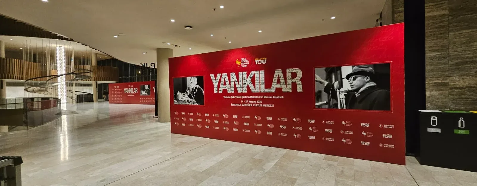 Yankılar etkinliği için Atatürk Kültür Merkezi fuayesinde kurulan logolu kırmızı sponsor ve fotoğraf duvarı.