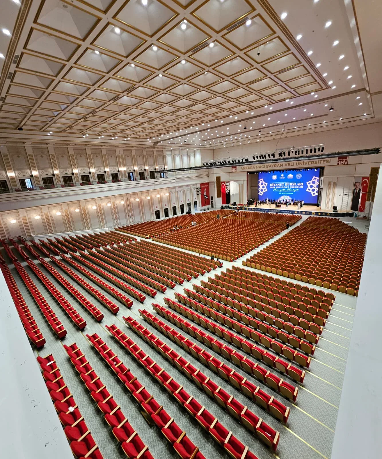 Diyanet Bursları Mezuniyet Programı için Ankara Hacı Bayram Veli Üniversitesi salonunda kurulan LED sahne ve oturma düzeni.