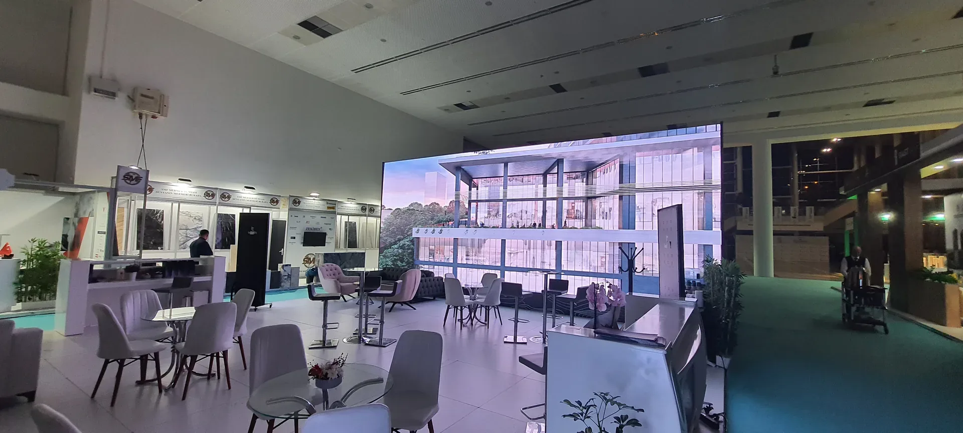 Ünsal Group standında mimari projeleri aktaran geniş video duvarı ve ziyaretçi alanı.