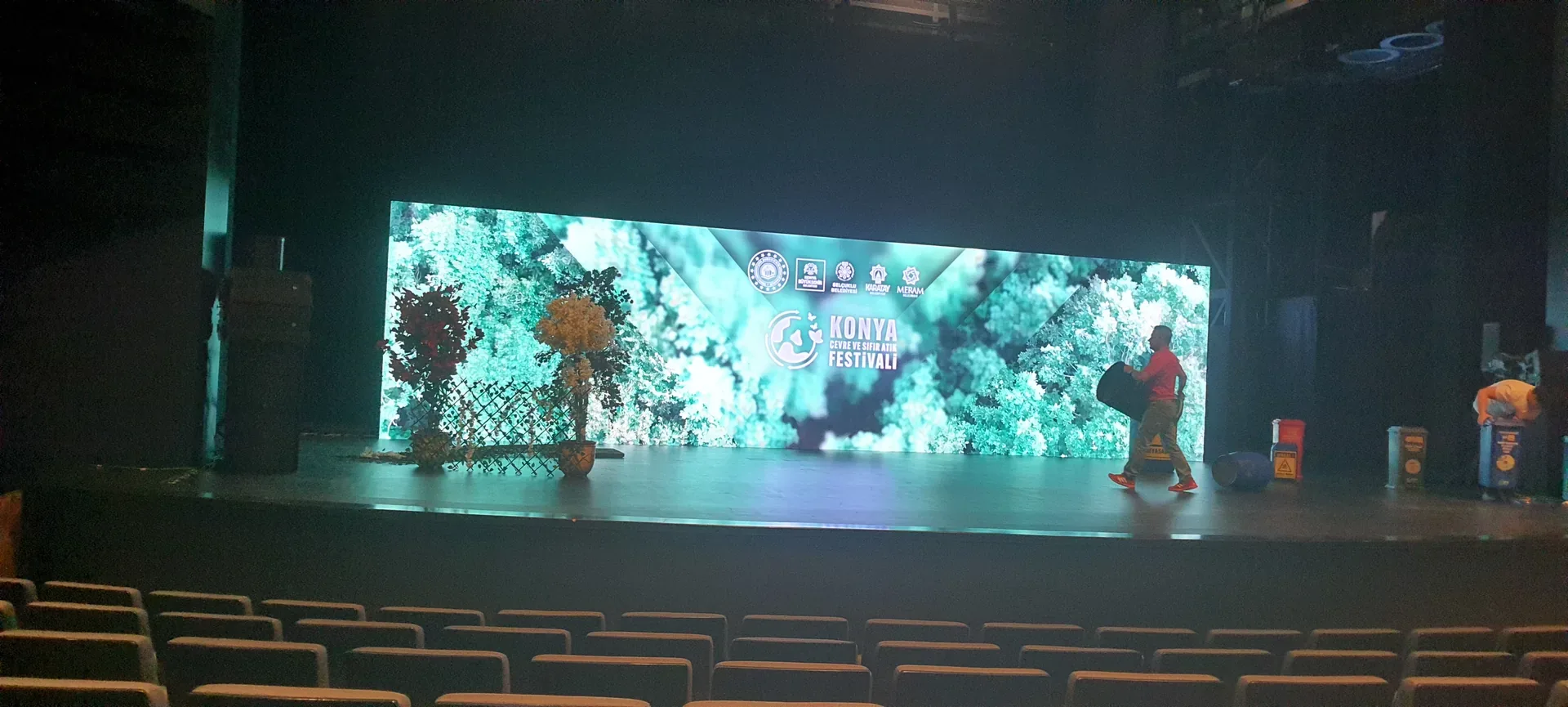 Konya Çevre ve Sıfır Atık Festivali’nin geniş yeşil LED ekranlı ve atık kutulu sunum sahnesi.