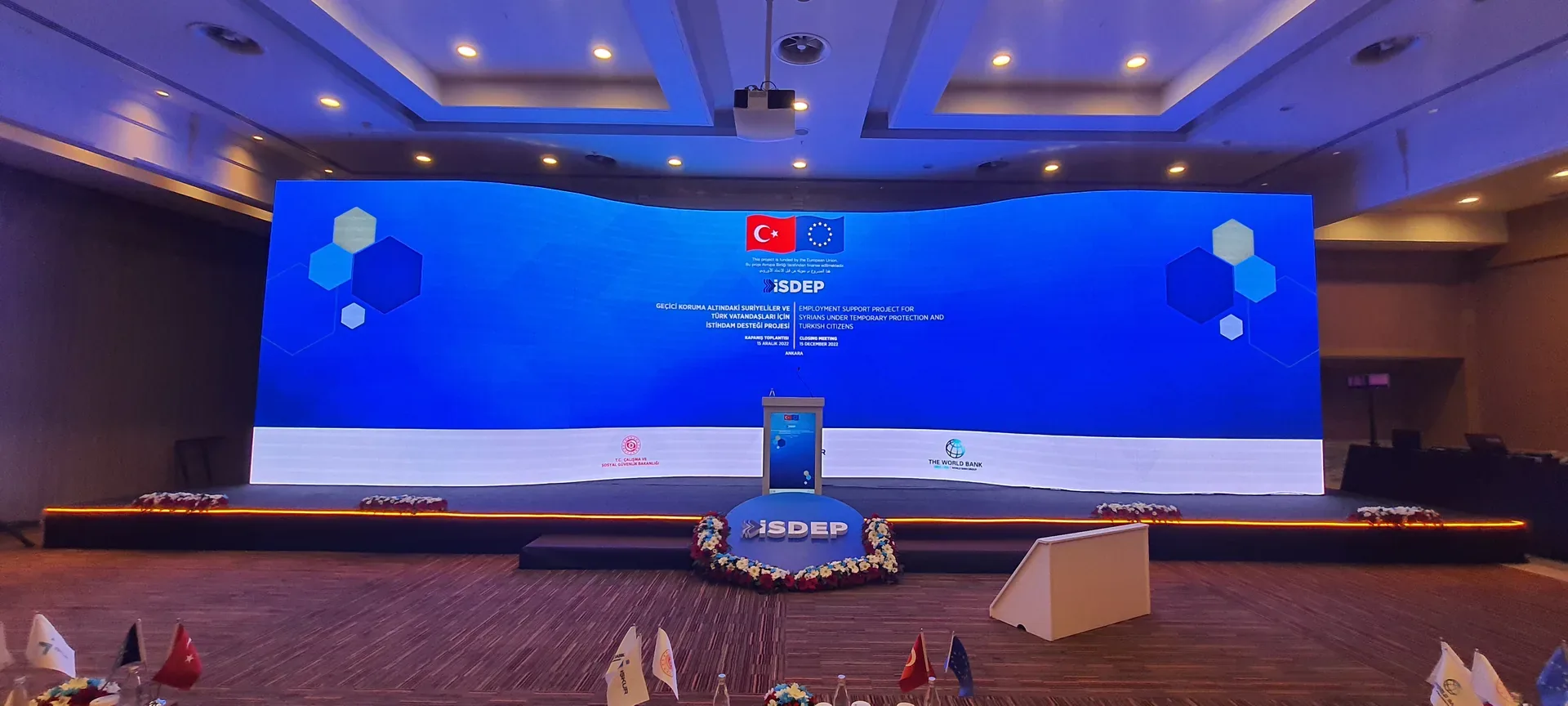 Suriyeliler ve Türk vatandaşlarına yönelik İstihdam Desteği Projesi Kapanış Toplantısı’nın mavi LED sahnesi.